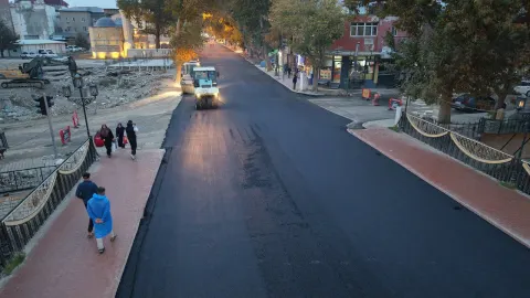 Büyükşehir, Elbistan'da Bir Caddeyi Daha Asfaltla Buluşturdu