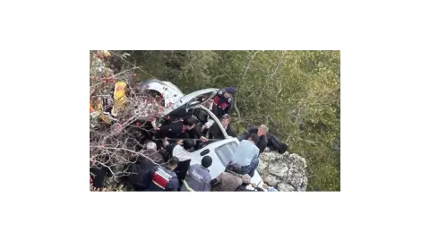 Çağlayancerit'te kontrolden çıkan araç yoldan aşağıya düştü, 1 kişi yaralandı