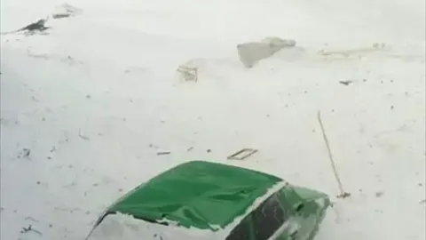 Cami ve 4 evin üzerine çığ düştü
