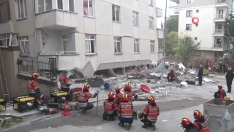 Ekipler çöken binada dinleme yapıyor: "Sesimi duyan var mı?"