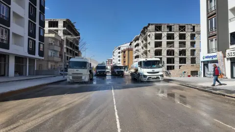 Elbistan’da Hacı Esat Efendi Caddesi’nde temizlik mesaisi