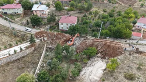 Göksun Keklikoluk’ta Hasarlı Köprü Yıkılıyor, Modern Menfez İnşa Ediliyor