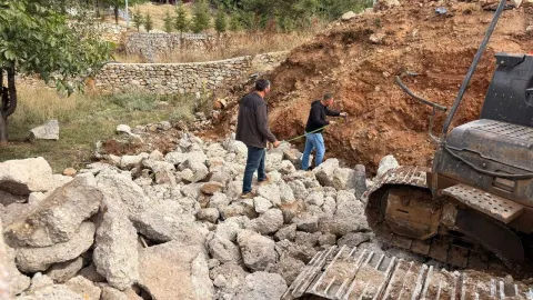 Göksun’da deprem hasarlı köprünün yerine yenisi yapılıyor
