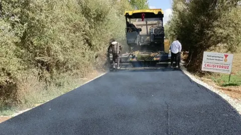 Göksun’da mahalle ve okul yoluna asfalt çalışması