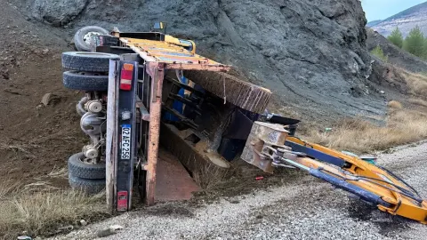 Gölbaşı-Elbistan yolunda iş makinesi yüklü kamyon devrildi: 2 yaralı