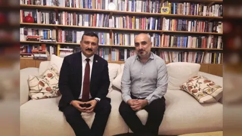 İYİ Partili vekil, ev hapsindeki gazeteci Saymaz'ı ziyaret etti