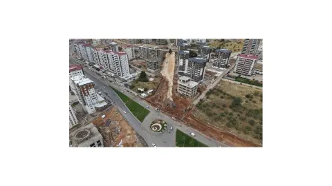 Kahramanmaraş Büyükşehir Belediyesi Tömek Kavşağı'nda trafik düzenlemesine başladı