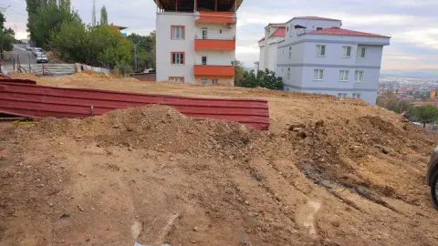 Kahramanmaraş'ın Dulkadiroğlu'nda 36 gündür çöken alan ve yol toprakla dolduruldu