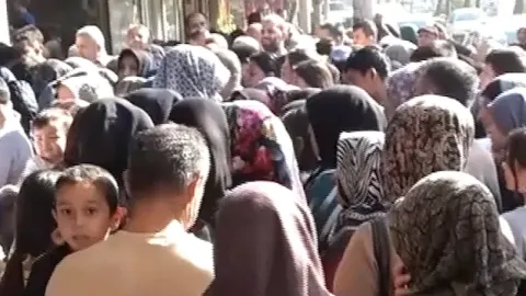 Kahramanmaraş'ta 'ne alırsan 100 TL' izdihamı kamerada: Vatandaşlar ucuz kıyafet için yarıştı