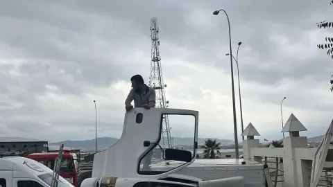 Kontrolden çıkan kamyon cami duvarına çarptı