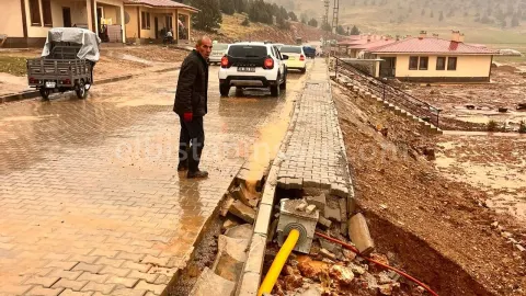 Köy evlerini yağış vurdu: Kaldırımlar çöktü, bahçeler göle döndü