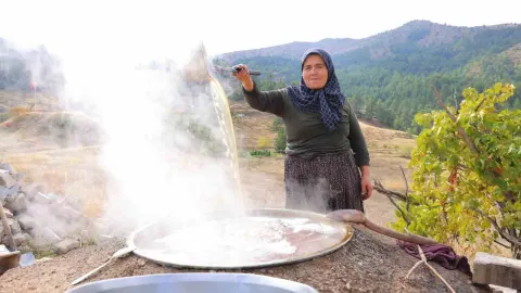 Köyün bağlarından sofralara: odun ateşinde yapılan üzüm pekmezi