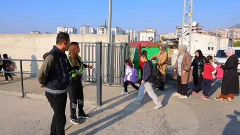 Okullarda polisler de görev yapmaya başladı