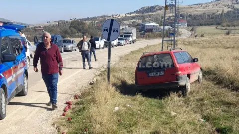 Otomobille elektrikli bisiklet çarpıştı: 1’i ağır 2 yaralı