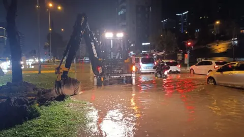 Sağanak Sonrası Gece Mesaisi: Kahramanmaraş’ta Ekipler Yolları Açtı