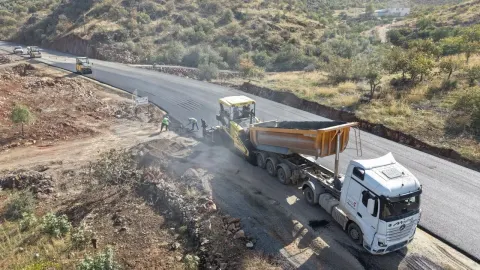 Türkoğlu’nda 5 Kilometrelik Grup Yoluna Sıcak Asfalt Dokunuşu