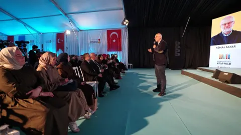 Yazar Kemal Sayar, Kahramanmaraş Kitap Fuarı’nda Sevenleriyle Buluştu